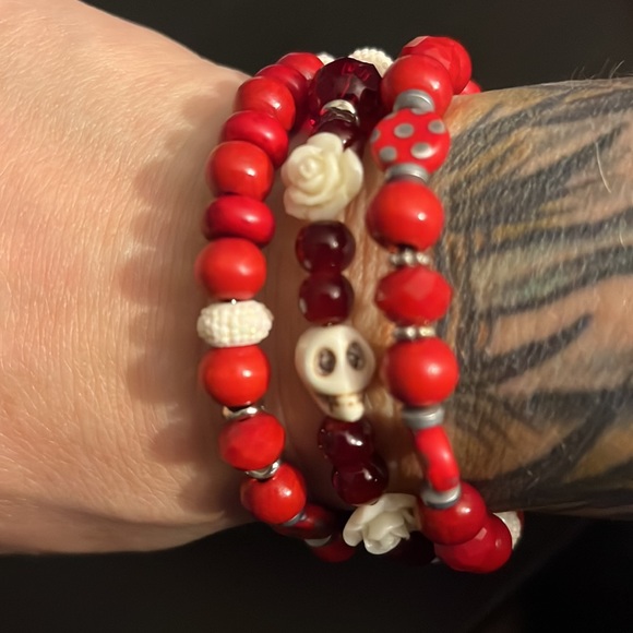 skull & flower red bracelet handcrafted - Picture 5 of 7